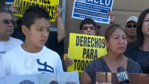 Juana Reyes llega con sus hijos y simpatizantes al lugar donde la arrestaron para pedir el alto a  su deportación.
