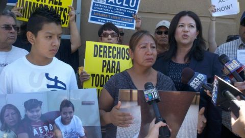 Juana Reyes llega con sus hijos y simpatizantes al lugar donde la arrestaron para pedir el alto a  su deportación.