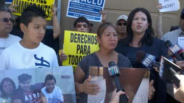 Juana Reyes llega con sus hijos y simpatizantes al lugar donde la arrestaron para pedir el alto a  su deportación.
