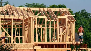 La cantidad de casas nuevas en el mercado inmobiliario aumentó en junio. La industria de la construcción ha sido una de las más afectadas.