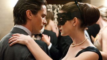 Christian Bale y Anne Hathaway, Bruce Wayne y Selina Kyle en 'The Dark Knight Rises'.