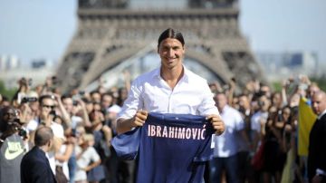 Con la mundialmented famosa torre Eiffel de fondo, el artillero sueco Zlatan Ibrahimovic posa con la camiseta de su nuevo equipo, el Paris Saint-Germain.