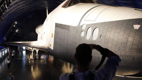 El transbordador Enterprise está en la parte superior del Intrepid, dentro de una carpa presurizada con clima controlado.