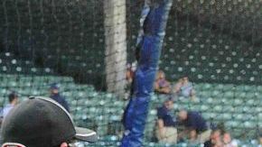 Siempre con una sonrisa, Ozzie Guillén estuvo muy activo practicando y saludando a los viejos amigos en su primera visita a Chicago.