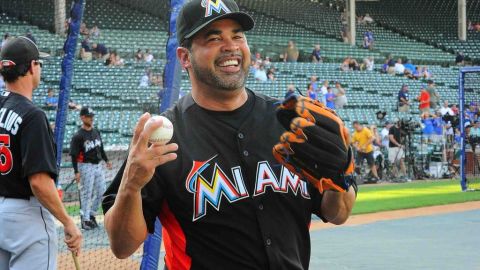 Siempre con una sonrisa, Ozzie Guillén estuvo muy activo practicando y saludando a los viejos amigos en su primera visita a Chicago.