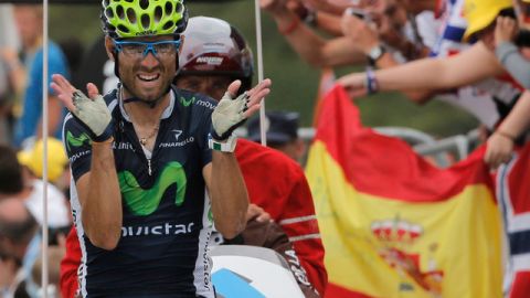Alejandro Valverde celebra su triunfo tras cruzar ayer la meta de la etapa 17 de la Vuelta a Francia  que encabeza Bradley Wiggins.