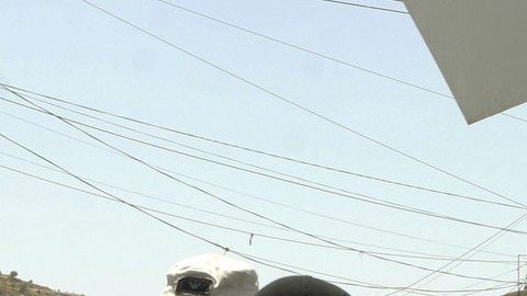 Familias sirias cruzaban ayer a Libia desde el punto de Al Masnaa, Líbano. La  situación en Siria está forzando los desplazamientos.