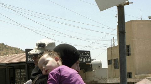 Familias sirias cruzaban ayer a Libia desde el punto de Al Masnaa, Líbano. La situación en Siria está forzando los desplazamientos.
