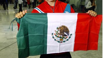 Yahel Castillo muestra orgulloso la bandera mexicana.