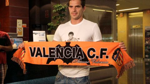 El argentino Fernando Gago, quien pertenecía al Real Madrid,  llega al Valencia, en donde jugará junto al mexicano Andrés Guardado.