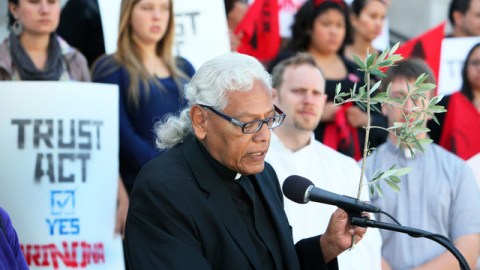 Abogados de derechos civiles, líderes sindicales, organizadores comunales y organizaciones pro inmigrantes analizan las consecuencias de la SB1070, en Los Ángeles, California.