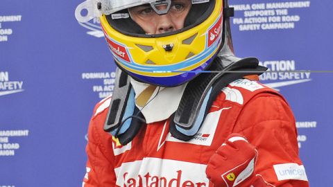 Fernando Alonso cierra los puños en señal de victoria.