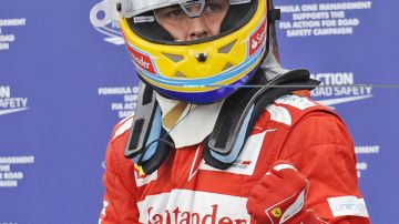 Fernando Alonso cierra los puños en señal de victoria.