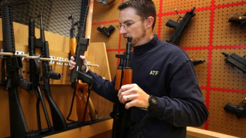 Bajo sospechas de realizar transacciones ilegales, un total de 10,538 tiendas de armas fueron investigadas por agentes de la Oficina Federal de Alcohol, Tabaco, Armas de Fuego y Explosivos (ATF), en 2010.