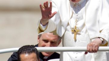 El Papa, acompañado de Gabriele (i), en un acto en mayo.