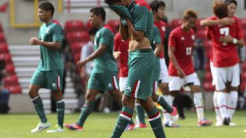 Los jugadores mexicanos se lamentan tras perder con Japón en un amistoso.
