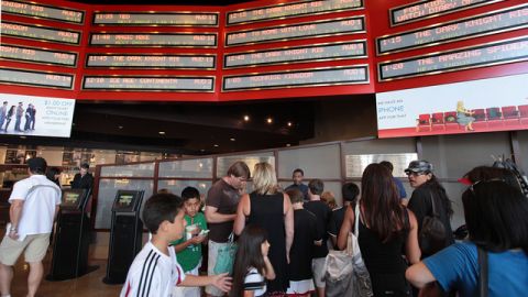 En Los Ángeles, el público siguió asistiendo a las salas de cine con toda normalidad y sin temor.