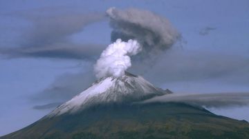 Vista del volcán Popocatépetl  desde la ciudad mexicana de Puebla luego que el viernes aumentó su actividad.