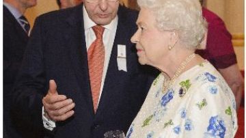 La reina Isabel II de Inglaterra, charla con el presidente del Comité Olímpico Internacional (COI), Jacques Rogge.