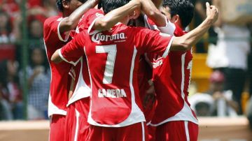 Jugadores de Toluca celebran una de las dos anotaciones de ayer sobre Chivas en el Nemesio Díez.