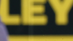 Elvin Andrus (izq.) se roba segunda. Howard Kendrick lo toca tarde.