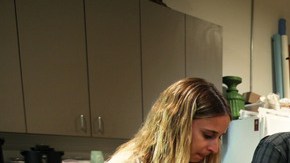 Un grupo de voluntarios trabaja en los arreglos florales que serán distribuidos este martes.