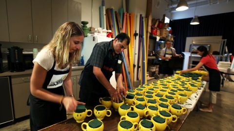 Un grupo de voluntarios trabaja en los arreglos florales que serán distribuidos este martes.