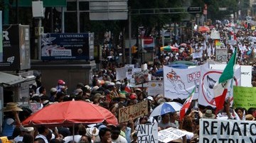 Miles marchan en la capital mexicana en contra de lo que llaman la 'imposición' de Enrique Peña Nieto.
