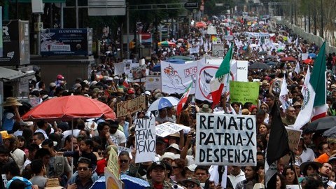 Miles marchan en la capital mexicana en contra de lo que llaman la 'imposición' de Enrique Peña Nieto.