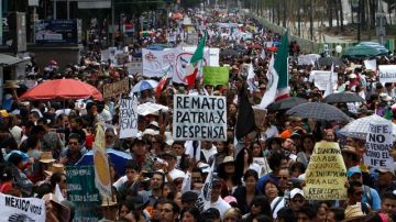 Miles marchan en la capital mexicana en contra de lo que llaman la 'imposición' de Enrique Peña Nieto.