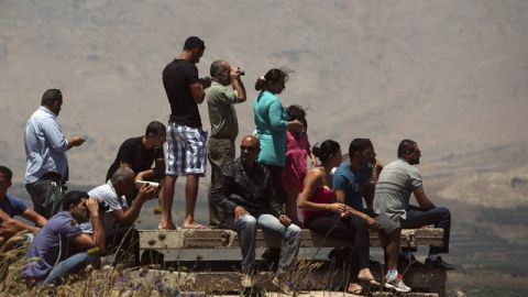 Drusos israelíes contemplan desde sus atalayas el fuego de artillería entre rebeldes sirios y las tropas de Bachar Al Asad. Israel ve con preocupación el conflicto en Siria.