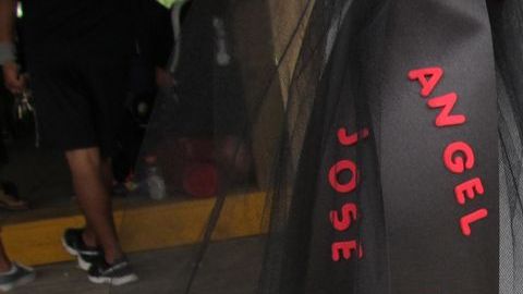 Crespones de luto en homenaje a José Romero y Ángel Delgado, muertos por un rayo en el parque La Escondida de Houston.