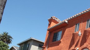 Un letrero anuncia  alquiler para estudiantes de USC en un edificio de la esquina de la Calle S. Catalina y 36th Place. Toda la cuadra, según los vecinos, está siendo ocupada por los universitarios.