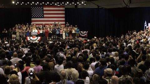 El presidente Barack Obama, su rival republicano Mitt Romney y sus asesores están pesando si deben reanudar sus ataques o si se debe moderar el tono de las campañas.