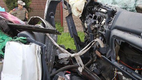 La camioneta tipo pick-up se salió de una carretera en una zona rural del sur de Texas y se estrelló contra unos árboles.