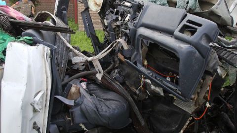 La camioneta tipo pick-up se salió de una carretera en una zona rural del sur de Texas y se estrelló contra unos árboles.