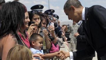 Obama saluda a un menor hoy a su llegada a Reno, Nevada. Nótese la emoción de la mujer al lado del pequeño.