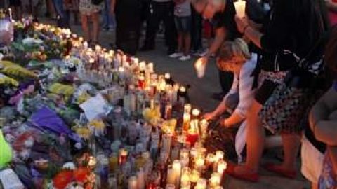 Una ofrenda por las víctimas de Colorado.