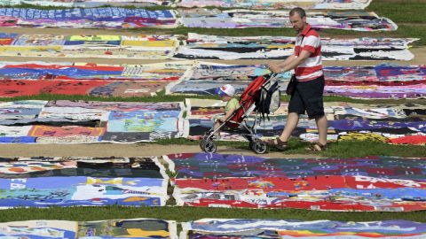 Un hombre visita el SIDA Memorial Quilt, en Washington, durante la segunda jornada de la XIX Conferencia Internacional del Sida, que se celebra en EEUU.