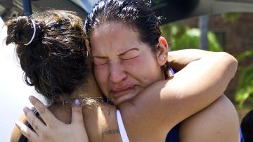 Lupe Díaz (derecha), hermana de Manuel Díaz, recibe un abrazo de Theresa Smith, en medio de una protesta frente a las oficinas de la Policía de Anaheim.