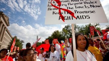 Miles de activistas y pacientes de SIDA marcharon ayer en la capital federal, donde se celebra la convención internacional sobre el síndrome.