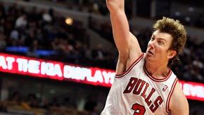 Asik llega a Houston después de que los Bulls no igualaron la oferta por sus servicios.