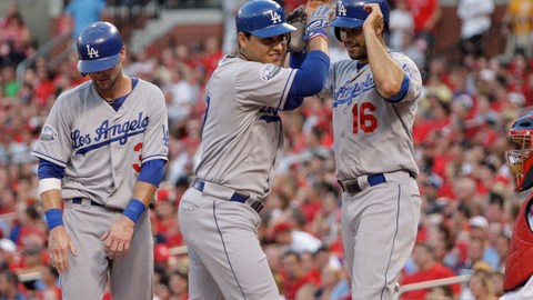 Luis Cruz (centro) es felicitado por Andre Ethier después de descargar su cuadrangular madrugador con dos a bordo en el segundo inning.