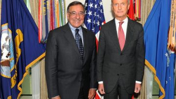 El ministro español de Defensa, Pedro Morenés (d), y su homólogo estadounidense, Leon Panetta se reúnen por situación en Siria.