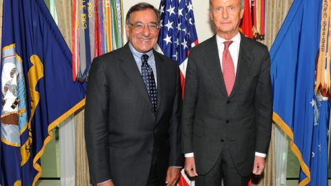 El ministro español de Defensa, Pedro Morenés (d), y su homólogo estadounidense, Leon Panetta se reúnen por situación en Siria.