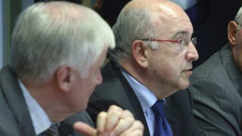 Los ministros de Finanzas de la eurozona preveían dar un año más a España -hasta 2014- para rebajar su déficit.