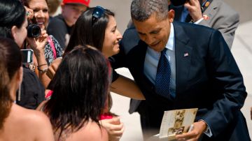 El presidente de EEUU Barack Obama autografiaba un libro ayer a solicitud de una simpatizante tras su arribo a Reno, Nevada.