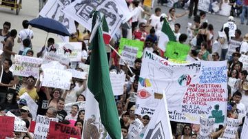 Miles marchaban el domingo en Monterrey (México) para protestar contra la 'imposición' de Enrique Peña Nieto como ganador.