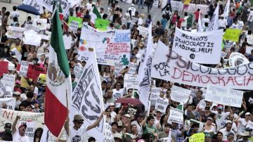 Miles marchaban el domingo en Monterrey (México) para protestar contra la 'imposición' de Enrique Peña Nieto como ganador.