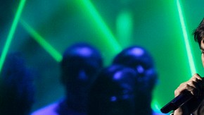 Enrique Iglesias asegura que le gusta subirse al escenario y cantar con sus fans.